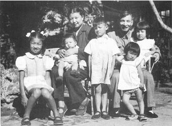 50年代初，陈云在北京与夫人及孩子们在一起 网络图