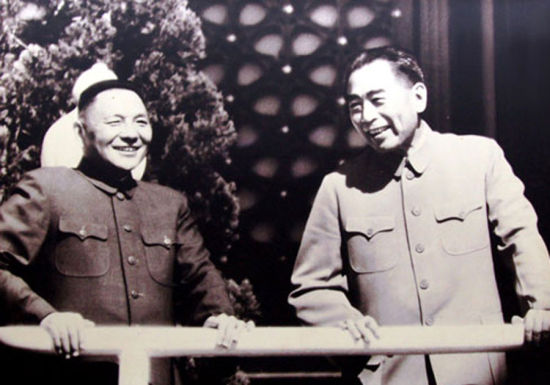 周恩来和邓小平在天安门城楼上。