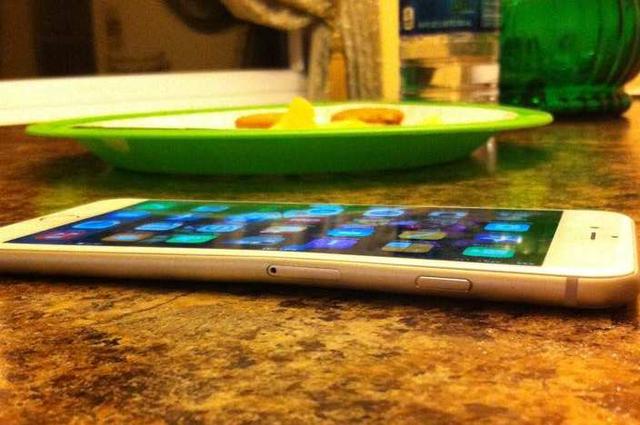 小心！大量iPhone 6 Plus被压后变弯了