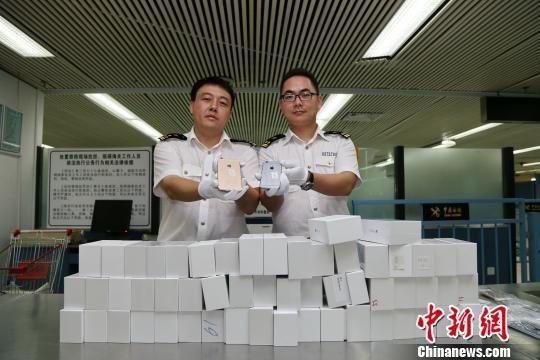 男子内裤藏8部iPhone6被扣下