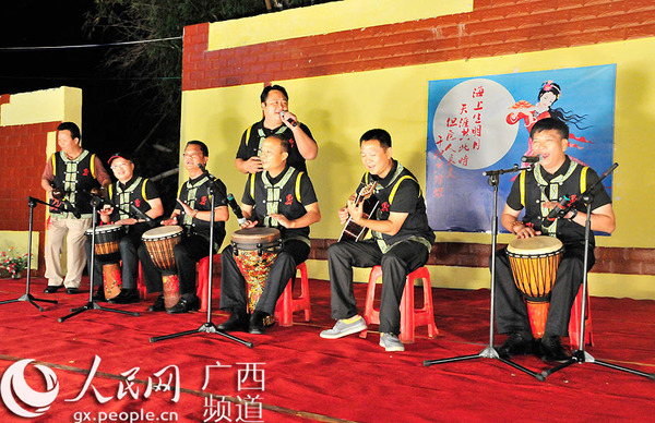 宁明县四家班子主要领导组成“黄金组合”在良安村文艺汇演上演出