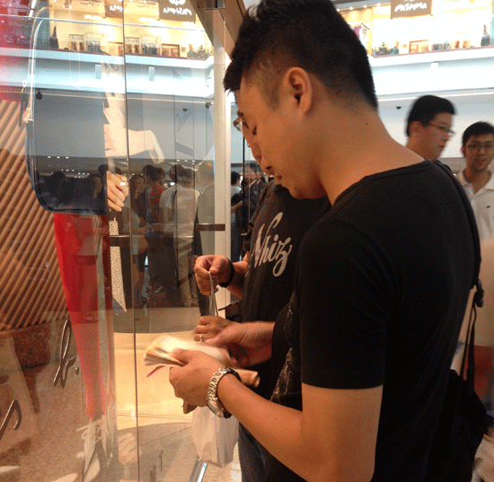 腾讯科技探访苹果香港店：黄牛扎堆 现金交易