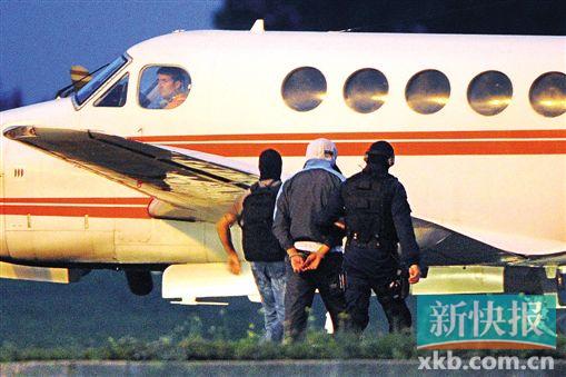 ■24日,自首的嫌疑人在警方押送下乘上前往巴黎的飞机。CFP图