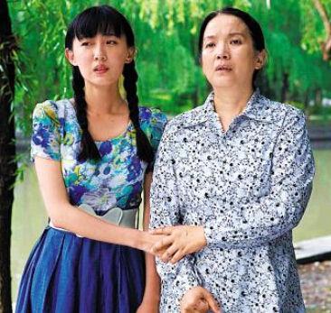 吕丽萍儿子大婚生父张丰毅缺席继父挑大梁