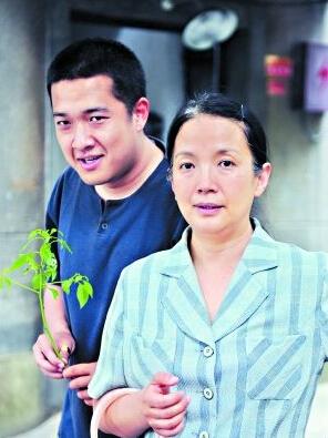 吕丽萍儿子大婚生父张丰毅缺席继父挑大梁