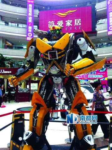《变形金刚》来为简爱家居站台。 受访者供图