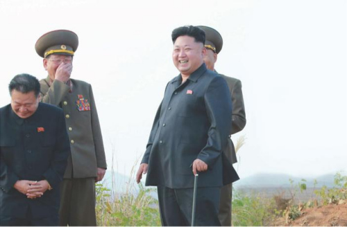 金正恩指导朝鲜空军战斗飞行员进行了在公路机场的起降训练。（图片来源：《劳动新闻》）