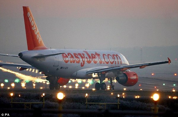 易捷航空一架航班近日要求10名乘客下机。（图片来源：英国《每日邮报》）