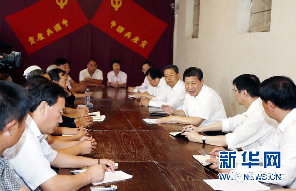 习近平在平山县西柏坡九月会议旧址同县乡村干部、老党员和群众代表座谈。 新华社记者鞠鹏摄