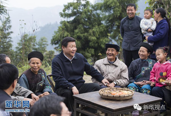 习近平在湘西土家族苗族自治州花垣县排碧乡十八洞村同村干部和村民座谈。 新华社记者王晔摄