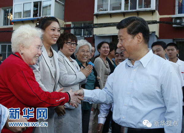 习近平在沈阳市沈河区大南街道多福社区看望居民。 新华社记者鞠鹏摄