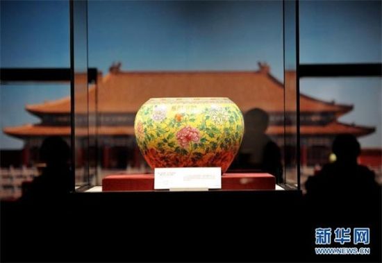 慈禧奢华御用瓷器：清宫旧藏“体和殿制”款黄地粉彩缠枝牡丹纹大钵缸。