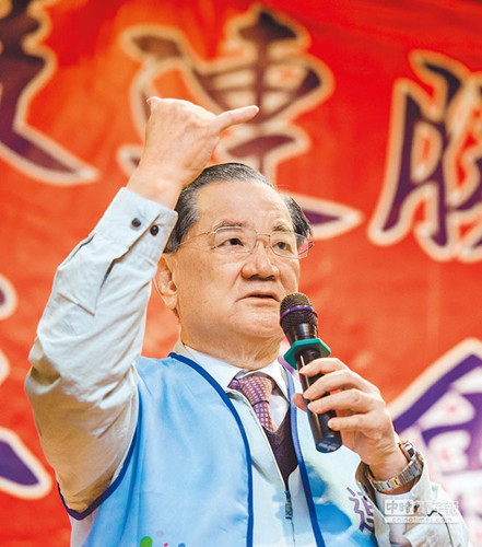 连战16日为儿子连胜文辅选。《中国时报》