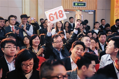 昨日，北京，一家企业代表举牌竞购央视广告资源。