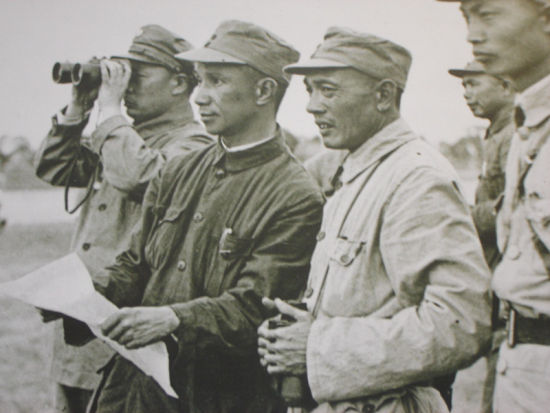 1947年，粟裕(左二)在指挥孟良崮战役。
