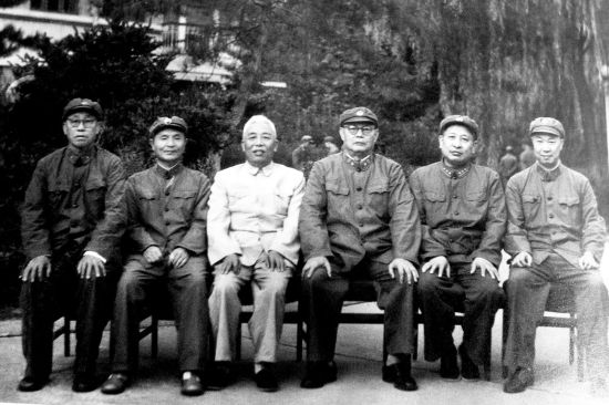 1963年, 军事科学院领导合影。宋时轮（左三）、叶剑英（左四）。