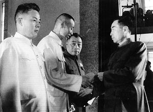 1955年，杨至成（左二）被授予上将军衔