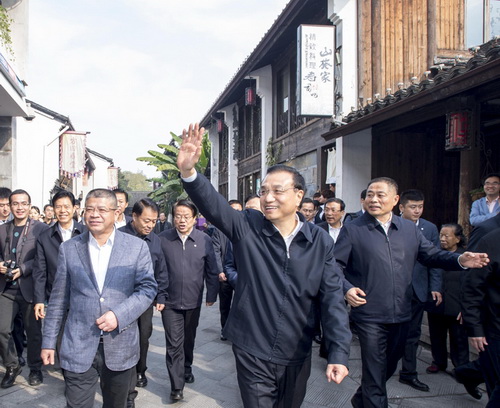 京杭大运河是世界文化遗产。李克强来到运河杭州拱宸桥段，对这里的历史风貌得到较好保护给予肯定。他强调，在推进新型城镇化中，要始终坚持保护、传承和发扬优秀传统文化，让悠久文明的精髓融入现代生活。