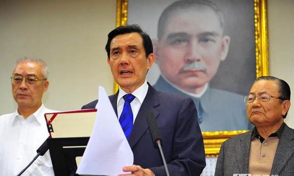 　　“九合一”选举开票后，国民党遭受重大挫败。国民党主席马英九鞠躬致歉，并表示他将负起该负的责任。原订3日中常会宣布辞职，但2日下午召开中山会报时，马提前宣布将辞去国民党主席。（图片取自台媒）