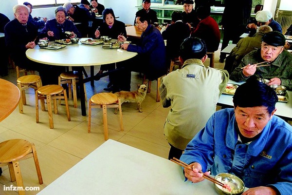 宾山养老院的食堂老人们。 （南方周末记者 刘炎迅/图）