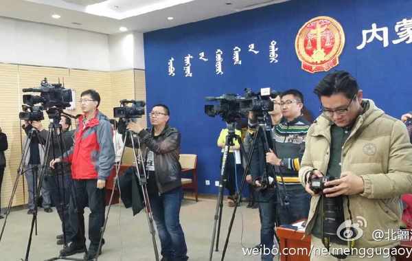 2014年11月20日上午10时，内蒙古自治区高级人民法院召开新闻发布会，通报呼格吉勒图案复查进展情况。备受关注的呼格吉勒图案进入再审程序。内蒙古高院新闻发言人李生晨表示，鉴于原审被告人呼格吉勒图已死亡，决定采取书面形式审理本案。“经审理，若认定该案确有错误，我们将严格依照法定程序，坚决依法予以纠正。”根据刑事诉讼法司法解释规定，经研究决定，此案不开庭审理。图为发布会现场。