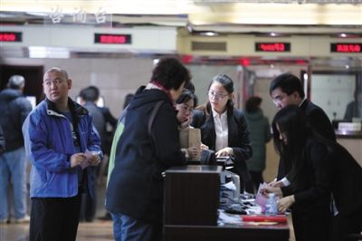 12月10日，东直门一家证券营业厅内，前来咨询开户的人比往常此时多了很多。统计显示，A股新增开户数已连续七周突破20万户。