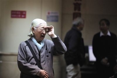 跌12月9日，北京东直门一家证券营业厅内，一名股民紧盯着大盘走势。当日，沪深两市双双走跌，沪指收报2856.27点，较前一交易日下跌5.43%。