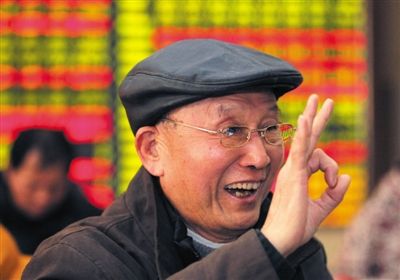 涨12月8日，在江苏南通一证劵营业厅，一名关注股市行情的股民做出了3000点的手势。当日，沪深两市震荡上扬，沪指时隔三年半再度突破3000点关口。新华社发