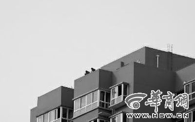 昨日，华商报记者赶到现场后，看到8号楼的楼顶上还有业主