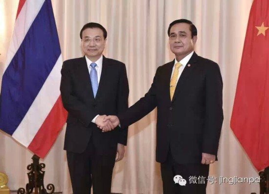 　　19日下午，李克强和巴育在泰国总理府举行会谈前握手。