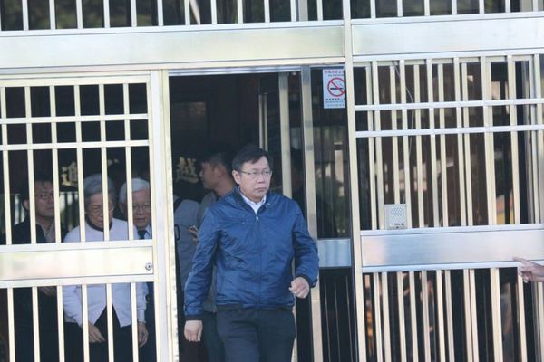 台北市长当选人柯文哲前往台中监狱探视陈水扁。（台媒图）