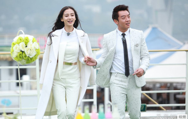 自去年10月10日开播以来，本周五《奔跑吧兄弟》将迎来第十四期节目，离本季的季终仅剩一期。从原本的质疑到如今的火爆，《奔跑吧兄弟》已然成为很多人每周五必不可少的精神支柱和快乐食粮。在第十四期节目中，跑男团来到重庆录制特辑。图为郑恺牵女神Angelababy亮相。