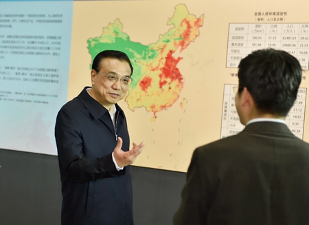 李克强总理去年11月在国家博物馆参观时,指着中国地图上的“胡焕庸线”说，我国94%的人口居住在东部43%的土地上，但中西部如东部一样也需要城镇化。