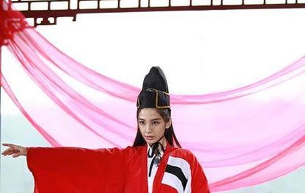 本周《奔跑吧兄弟》将迎来第一季的收官之作。今日,一组《奔跑吧兄弟》最后一期的剧照提前曝光,“跑男团”踏上了寻找“武功秘籍”的旅行。众星披上古装争夺传世秘籍“如意真经”。图为Angelababy。 本周《奔跑吧兄弟》将迎来第一季的收官之作。今日,一组《奔跑吧兄弟》最后一期的剧照提前曝光,“跑男团”踏上了寻找“武功秘籍”的旅行。众星披上古装争夺传世秘籍“如意真经”。图为Angelababy。