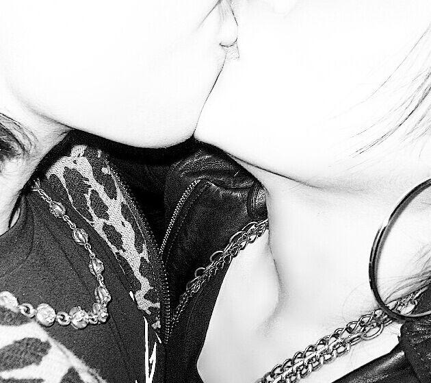 吴建豪晒热吻照疑似回应离婚传闻：不要再写了