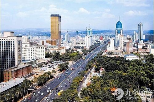 这是号称有着两千多年历史的龙城，却也是一座被煤炭工业包围的城市，目前太原正在艰难转型中。太原去年11月样本平均价格6963元/㎡。