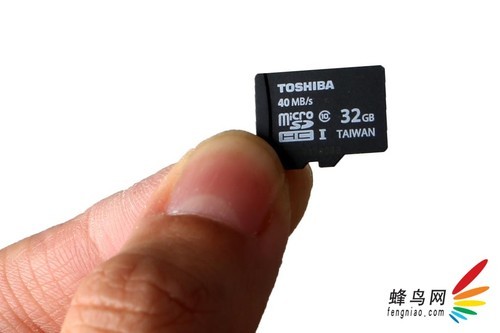 东芝高速micro sd存储卡正面