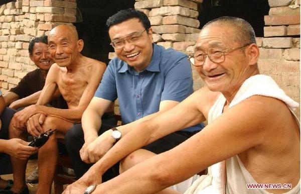 　　2003年8月，李克强任河南省委书记时与河南新乡农民聊天