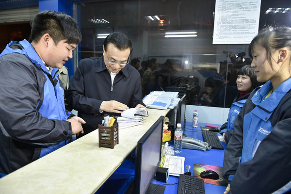 　　2014年11月19日，李克强总理在浙江义乌一家快递网点看望快递工人。
