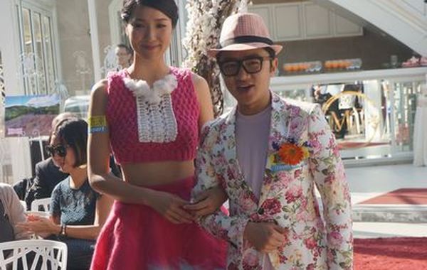 2月12日，即将于情人节举行婚礼的王祖蓝和李亚男在香港出席《蜜月到访》发布会。发布会上，小两口甜蜜秀恩爱，但对于两天后的婚礼，两人都表示非常紧张。
