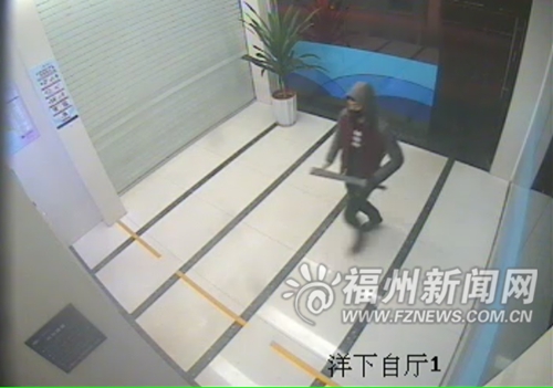 凌晨取款遇抢劫瘦小女16秒空手夺大刀吓跑劫匪