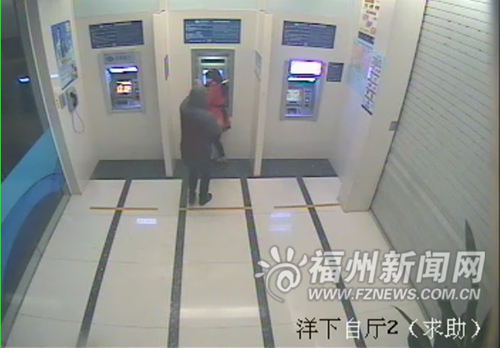 凌晨取款遇抢劫瘦小女16秒空手夺大刀吓跑劫匪