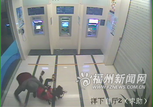 凌晨取款遇抢劫瘦小女16秒空手夺大刀吓跑劫匪