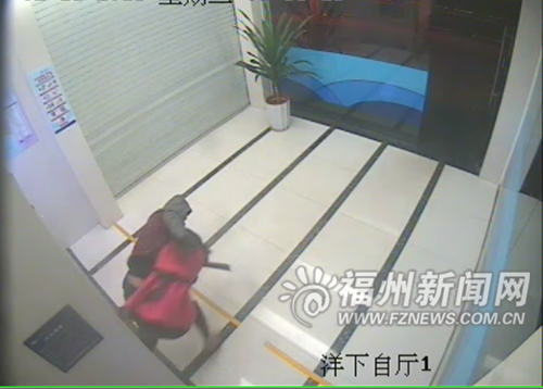 凌晨取款遇抢劫瘦小女16秒空手夺大刀吓跑劫匪