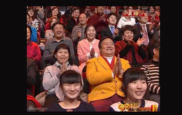 被网友称作“春晚笑脸哥”的冉东生今年又出现在了央视羊年春晚的观众席上，这已经是他从1999年开始连续17年在现场参加央视春晚了。2月19日，春晚笑脸哥微博还晒出了与众多明星的合影。冉东生自称，“我生于哈尔滨，自幼喜欢唱歌。前几年，一直在深圳、福建等地打拼，在北京工作是搞艺术的”。图为2015年羊年春晚上的冉东生。