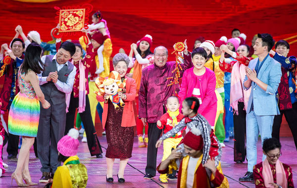 2月18日晚20:00，2015羊年央视春晚准时拉开大幕。《四世同堂合家欢》是春晚的第一个节目，由陶玉玲、雷恪生、张凯丽、韩童生、佟大为、关悦、张峻豪、李光羲、杨洪基、刘秉义、于淑珍、耿莲凤、朱明瑛、关牧村、邓玉华表演。德艺双馨的老艺术家，演艺界模范夫妻代表，场面壮观。