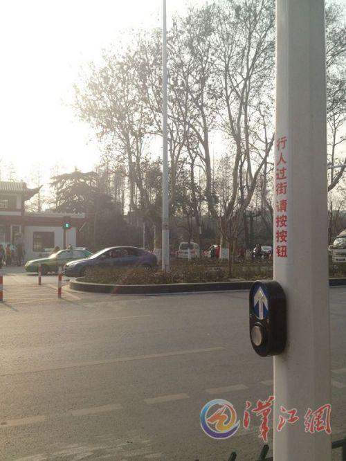 襄阳市区首个“触摸式红绿灯”上岗 设计存缺陷