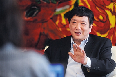 政协委员、中国电力投资集团总经理陆启洲称，7800元是其每月基本工资。资料图片/新京报记者杨杰摄