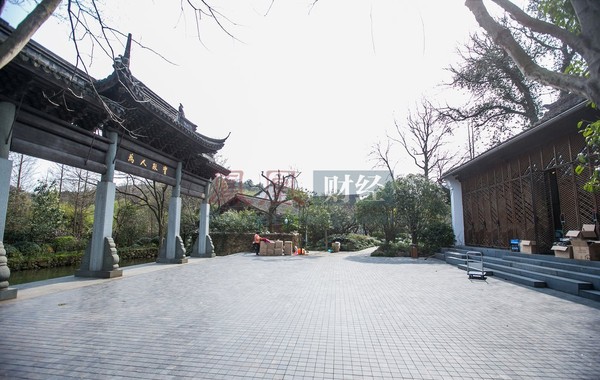  2015年3月24日，杭州，马云等所创的湖畔大学开课前夕，记者独家探访坐落于杭州西湖鹆鹄湾附近的湖畔大学，内部场景首度曝光，工作人员正在抓紧进行最后的装修布置，汪小菲等CEO学员的签名照片也已经挂上墙。