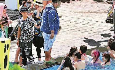 周杰伦拍MV比基尼美女抢镜